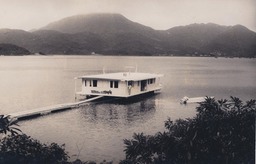 Houseboat HK R